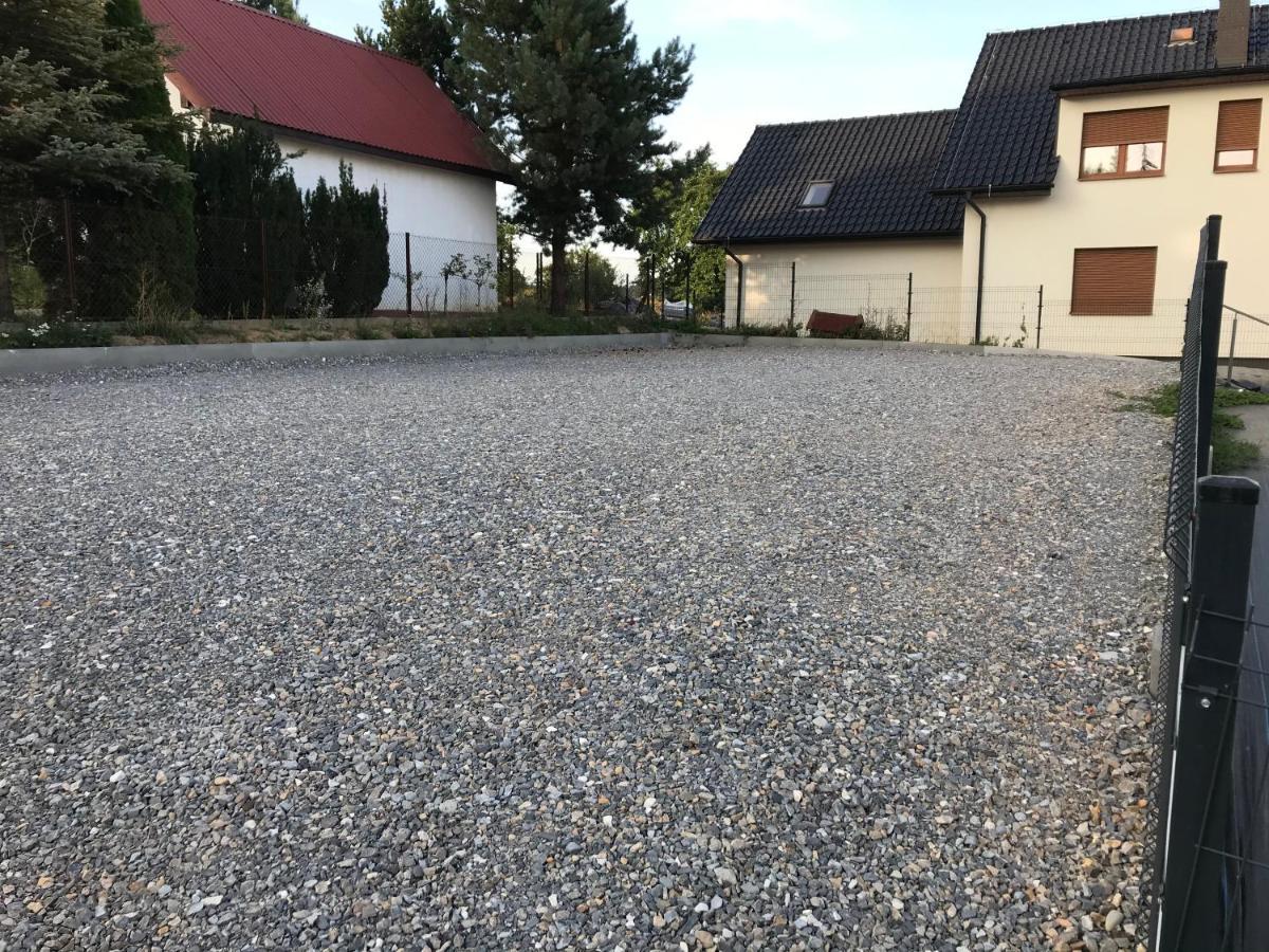 Trzy Male Drzewka Apartman Wielka Wies  Kültér fotó